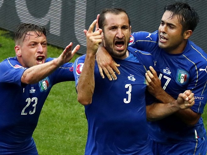 Giorgio Chiellini gào thét khi tuyển Italy hạ bệ Tây Ban Nha