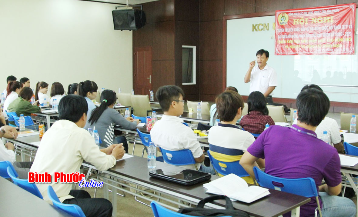 Tuy&ecirc;n truyền bầu cử Quốc hội kh&oacute;a XIV v&agrave; HĐND c&aacute;c cấp cho c&aacute;n bộ c&ocirc;ng đo&agrave;n