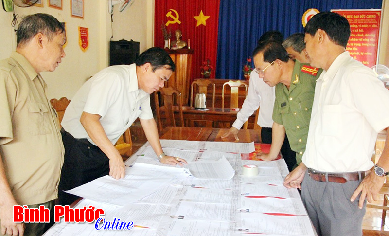 Ph&oacute; chủ tịch Thường trực UBND tỉnh kiểm tra c&ocirc;ng t&aacute;c bầu cử tại huyện Ph&uacute; Riềng