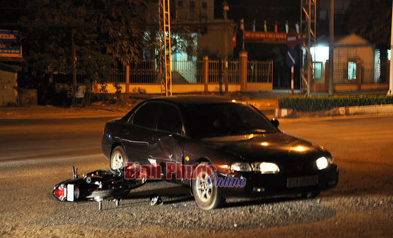 Xe m&aacute;y va chạm &ocirc; t&ocirc;: 1 người bị thương