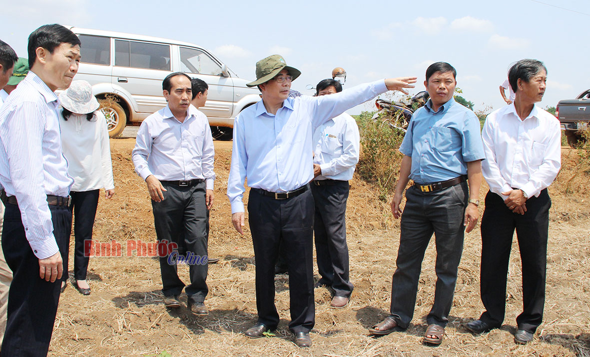 Bộ trưởng Cao Đức Ph&aacute;t kiểm tra t&igrave;nh h&igrave;nh ph&ograve;ng chống thi&ecirc;n tai tại huyện B&ugrave; Đốp