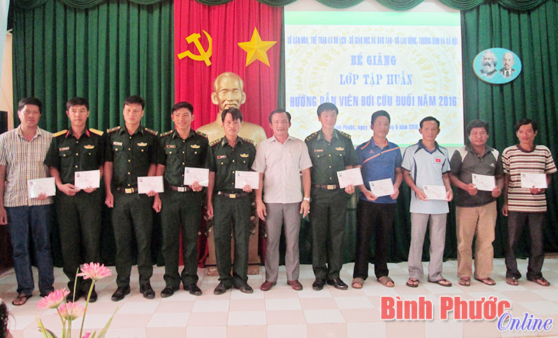 53 học viên hoàn thành lớp tập huấn hướng dẫn viên bơi cứu đuối