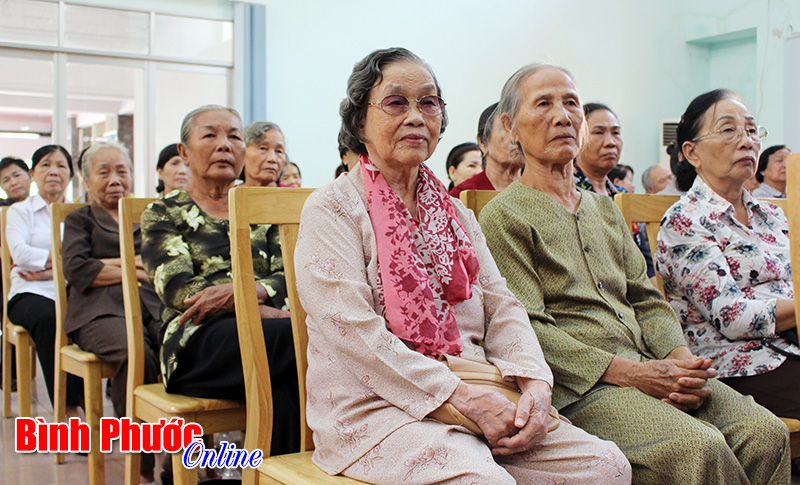 Cao su B&igrave;nh Long họp mặt c&aacute;n bộ hưu tr&iacute;