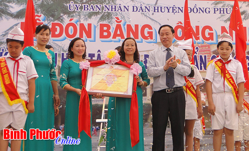 Trường tiểu học Tân Tiến đón bằng công nhận đạt chuẩn quốc gia mức độ 1