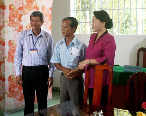 Chủ tịch Quốc hội Nguyễn Thị Kim Ng&acirc;n kiểm tra c&ocirc;ng t&aacute;c bầu cử tại Hậu Giang 