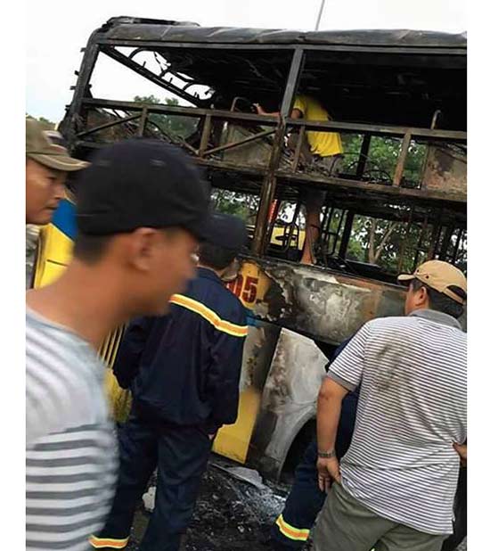 Xe khách bốc cháy trên QL51, hành khách bỏ chạy thoát thân 