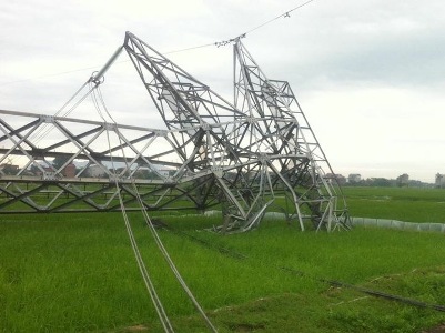 Đổ cột đường dây 500 kV Quảng Ninh - Hiệp Hòa do giông lốc