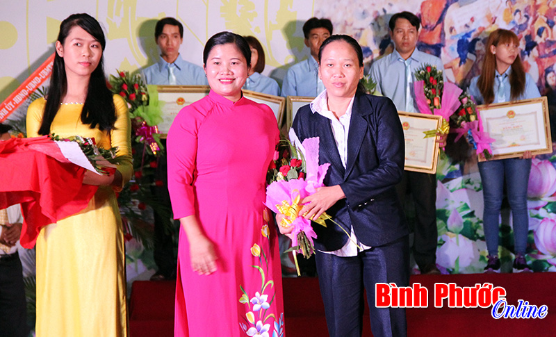 B&igrave;nh Phước tuy&ecirc;n dương 130 c&ocirc;ng nh&acirc;n lao động ti&ecirc;u biểu xuất sắc