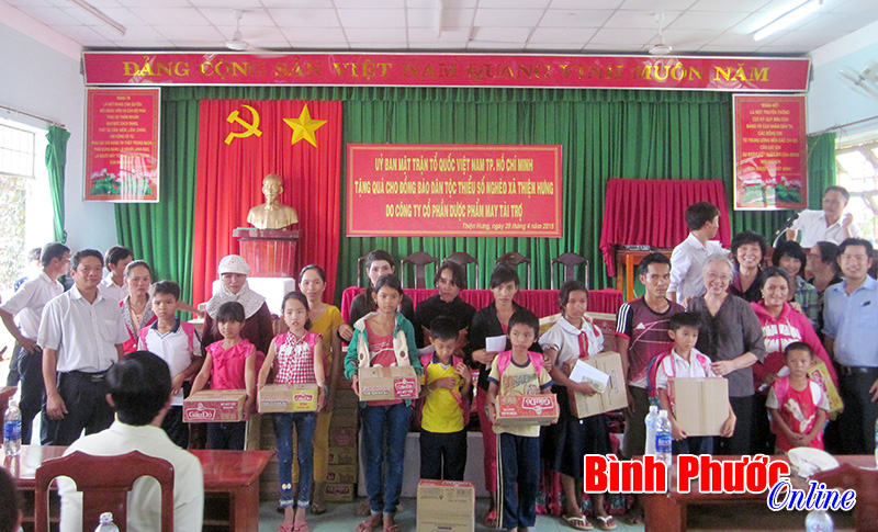 Ủy ban MTTQVN tỉnh trao tặng quà cho đồng bào nghèo xã Thiện Hưng