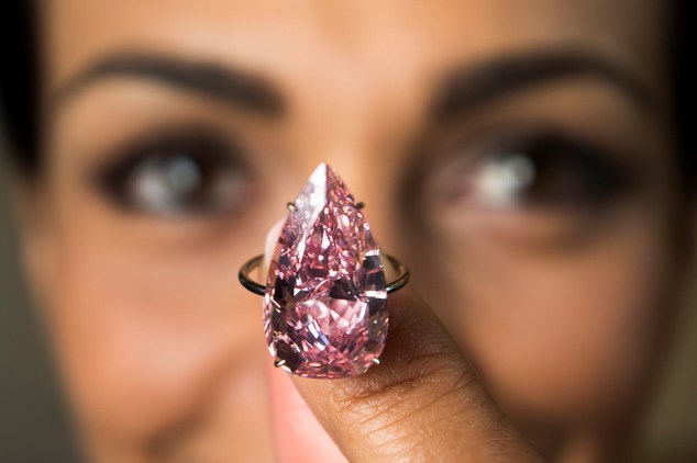 Viên kim cương hồng đặc biệt có giá kỷ lục hơn 31 triệu USD