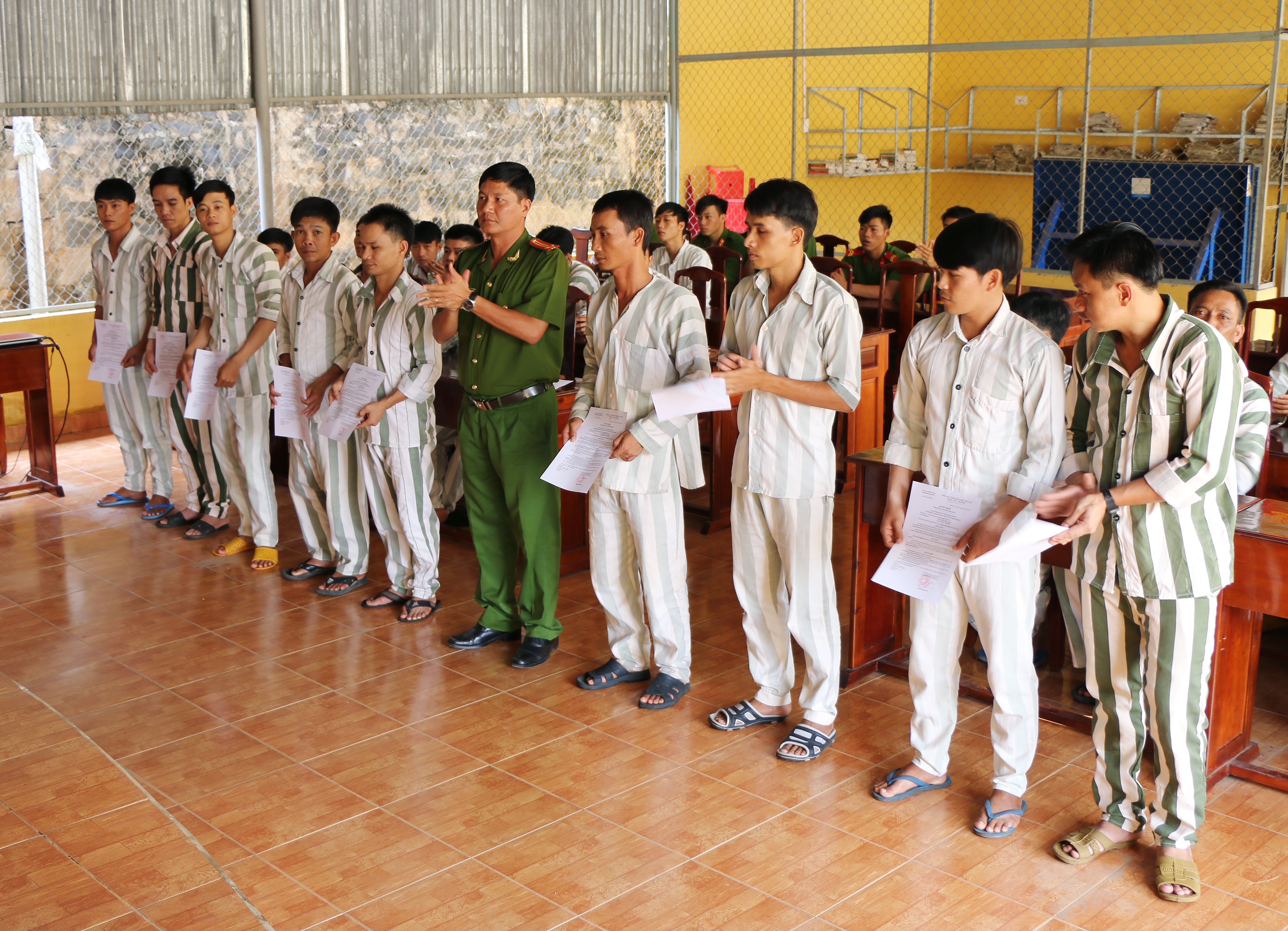 C&ocirc;ng bố quyết định giảm &aacute;n cho 13 phạm nh&acirc;n