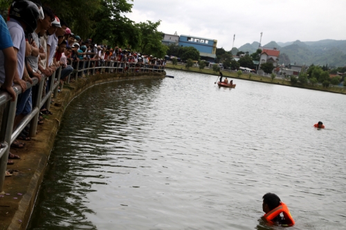 Cứu người yêu tự tử, nam thanh niên chết đuối dưới hồ sâu