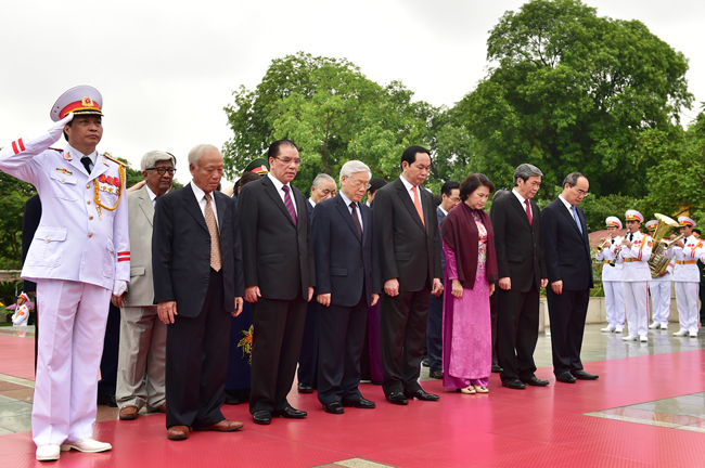 L&atilde;nh đạo Đảng, Nh&agrave; nước d&acirc;ng hương tưởng nhớ Chủ tịch Hồ Ch&iacute; Minh