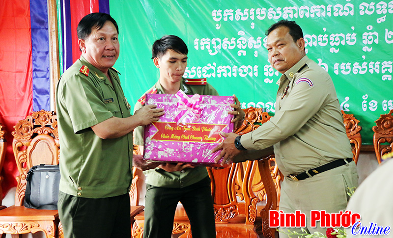 L&atilde;nh đạo C&ocirc;ng an B&igrave;nh Phước ch&uacute;c tết Ch&ocirc;l Chnăm Thm&acirc;y C&ocirc;ng an Mondulkiri