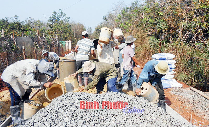 Lộc Ninh cần 8.000 tấn xi măng làm đường nông thôn mới