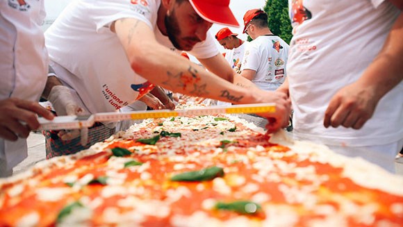 Thưởng thức chiếc bánh pizza Neapolitan dài nhất thế giới