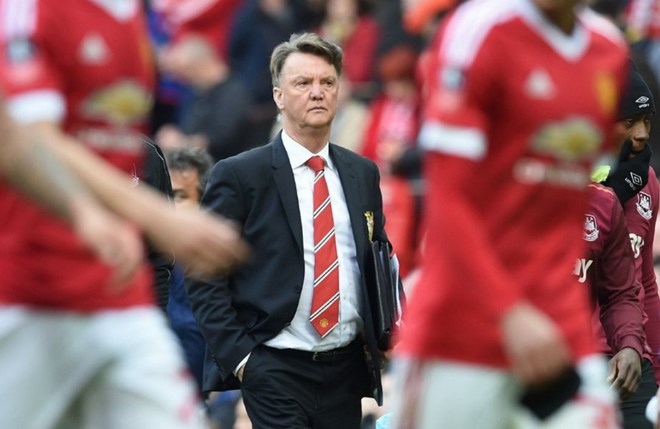 Man United chính thức ra thông báo sa thải HLV Louis van Gaal