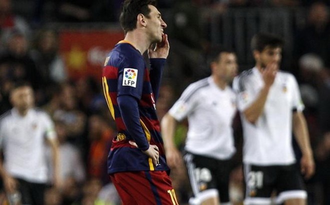 Thua trận thứ 3 liên tiếp, Barca bị Atletico san bằng điểm số