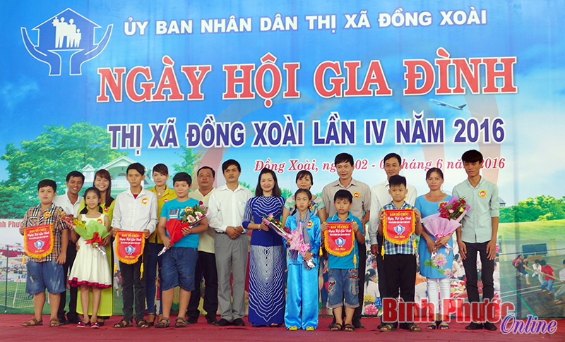 Đồng Xo&agrave;i: Tuy&ecirc;n dương 18 gia đ&igrave;nh ti&ecirc;u biểu