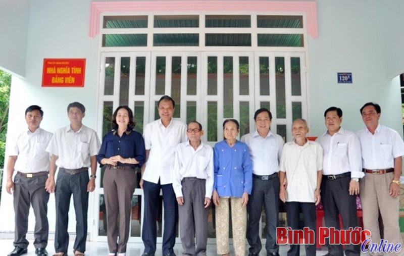 Bàn giao nhà tình nghĩa cho đảng viên 55 tuổi Đảng 