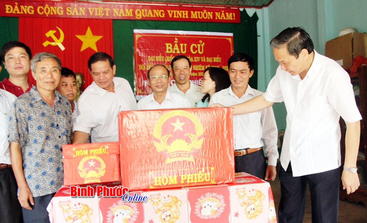 Đồng ch&iacute; Ph&oacute; b&iacute; thư Tỉnh ủy L&ecirc; Văn Ch&acirc;u kiểm tra c&ocirc;ng t&aacute;c bầu cử tại huyện Ph&uacute; Riềng