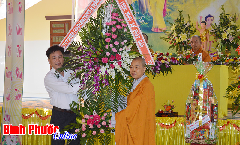 L&atilde;nh đạo huyện Đồng Ph&uacute; thăm, tặng qu&agrave; c&aacute;c ch&ugrave;a nh&acirc;n lễ Phật đản 2016