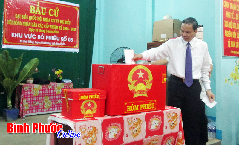 R&ocirc;̣n ràng kh&ocirc;ng khí ngày b&acirc;̀u cử