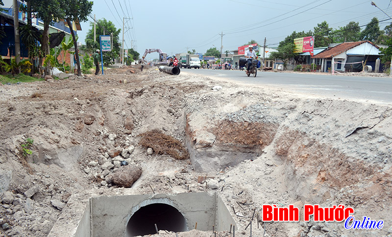 QL13: Thi c&ocirc;ng cống tho&aacute;t nước g&acirc;y nguy hiểm cho người đi đường