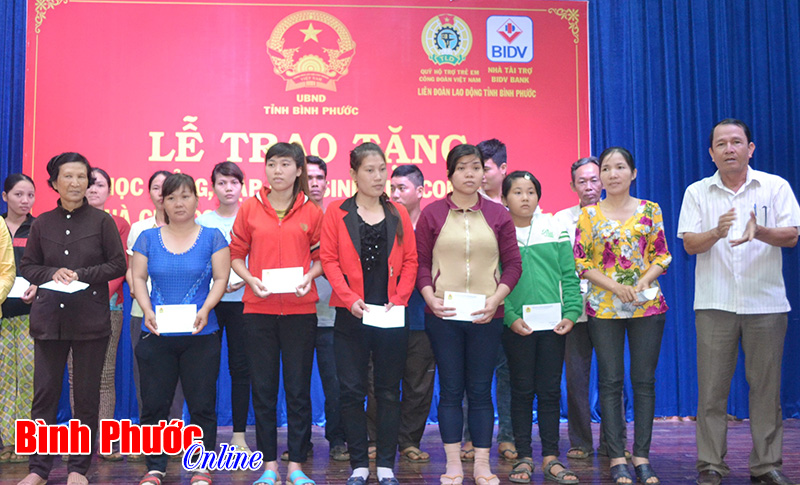 Liên đoàn Lao động tỉnh trao tặng học bổng, quà cho công nhân có hoàn cảnh khó khăn