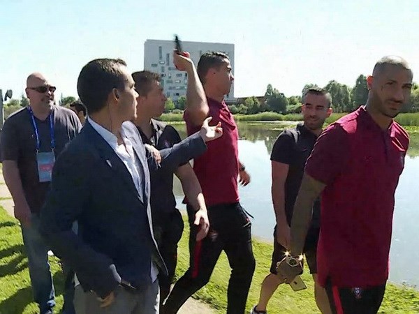 Tiết lộ lý do Ronaldo ném micro của phóng viên xuống hồ