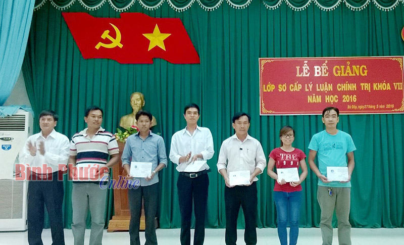 B&ugrave; Đốp bế giảng lớp sơ cấp ch&iacute;nh trị kh&oacute;a VII