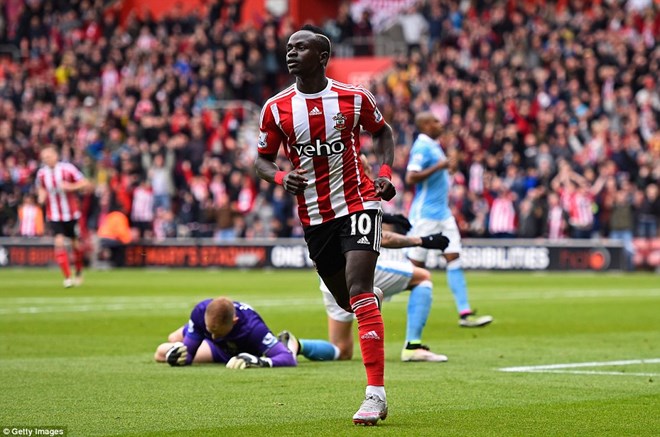 Man City thua thảm, cuộc đua tốp 4 Premier League nóng trở lại