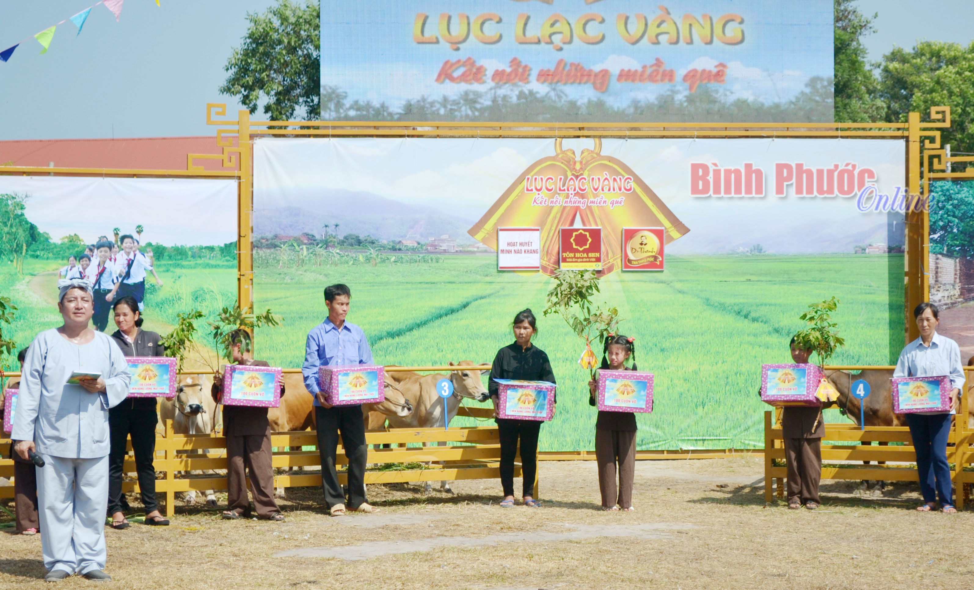 “Lục lạc vàng” trao tặng 12 con bò cho hộ nghèo xã Nha Bích