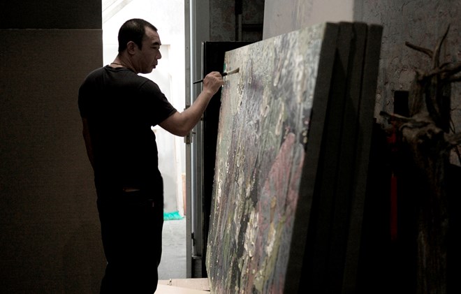 Thử nghiệm chất liệu sơn m&agrave;i, họa sỹ "Việt sen" &ldquo;ph&aacute;&rdquo; truyền thống?