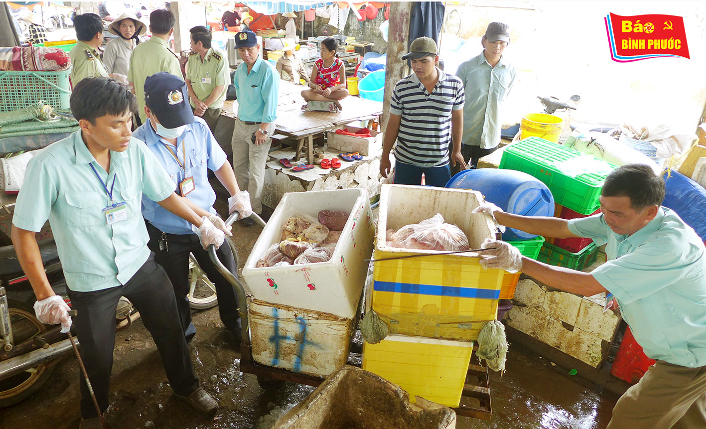 [Video] Lại phát hiện 600 kg thực phẩm thối tại chợ Đồng Xoài