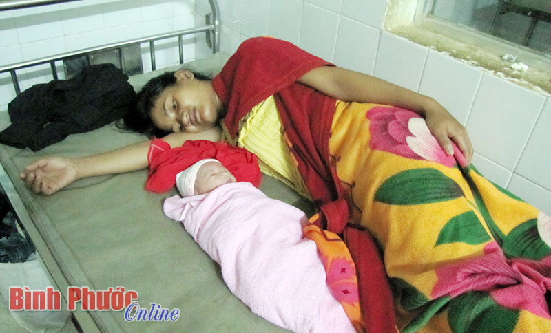 Phụ nữ sinh con đúng chính sách dân số được hỗ trợ