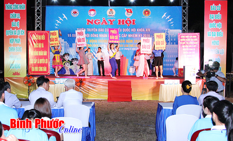 S&ocirc;i nổi tuy&ecirc;n truyền về ng&agrave;y bầu cử