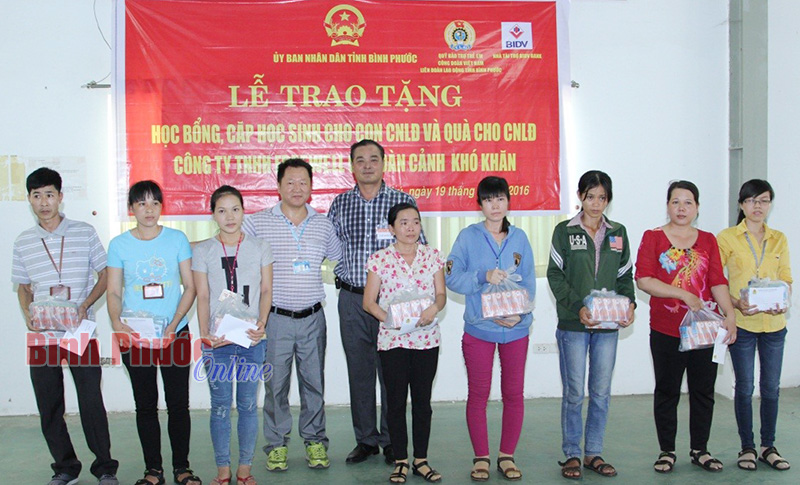 2.040 phần quà tặng công nhân, người lao động khó khăn