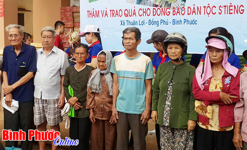 Trao tặng 185 phần quà cho người nghèo xã Thuận Lợi