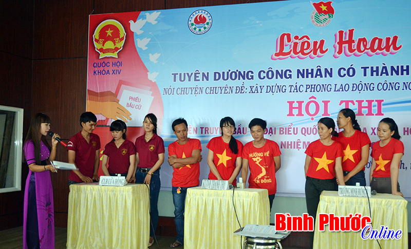 Thanh niên công nhân tham gia hội thi tuyên truyền bầu cử