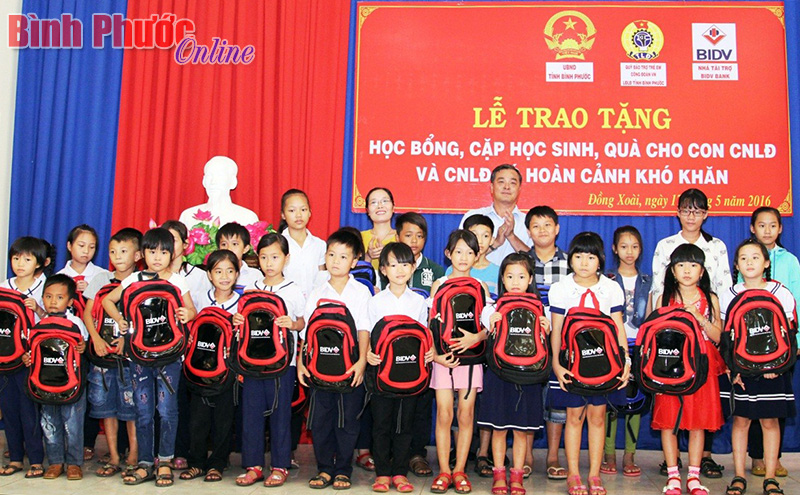 LĐLĐ tỉnh trao tặng quà cho người lao động