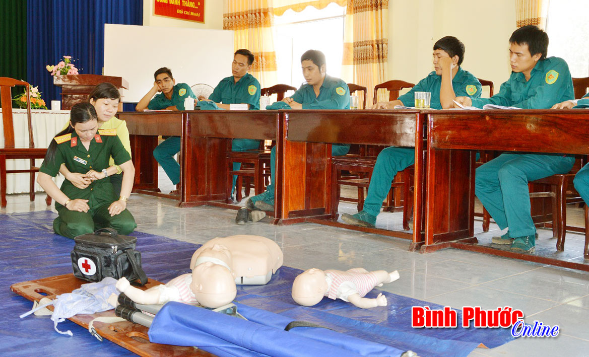 111 d&acirc;n qu&acirc;n thường trực được tập huấn kiến thức v&agrave; kỹ năng sơ cấp cứu