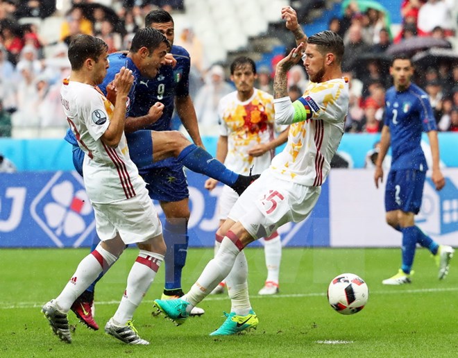 Tuyển Tây Ban Nha bị loại khỏi EURO 2016 vì "lời nguyền áo trắng"?