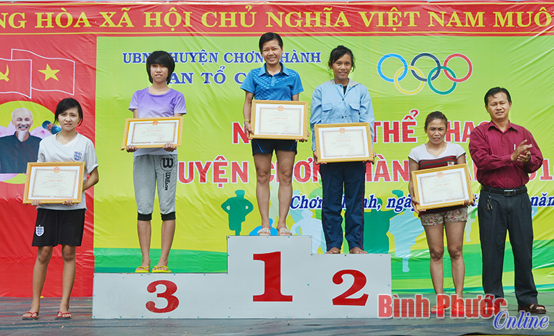 Chơn Thành trao 90 giấy khen tại ngày hội thể thao năm 2016