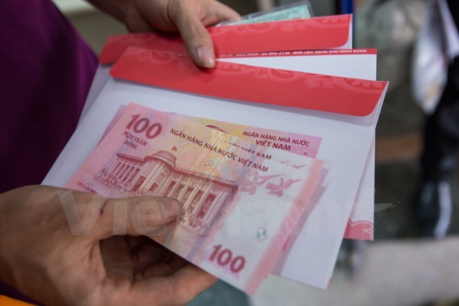 Người dân xếp hàng ngay từ sáng sớm chờ mua tiền lưu niệm