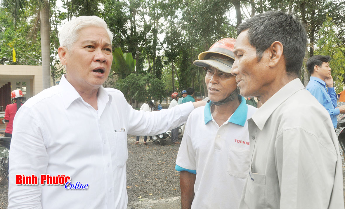 Ứng cử vi&ecirc;n đại bi&ecirc;̉u Qu&ocirc;́c h&ocirc;̣i và HĐND tỉnh ti&ecirc;́p xúc cử tri tại thị xã Bình Long