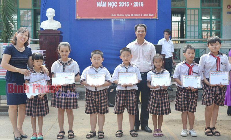 Phòng GD-ĐT huyện Chơn Thành trao học bổng, xe đạp cho học sinh nghèo vượt khó