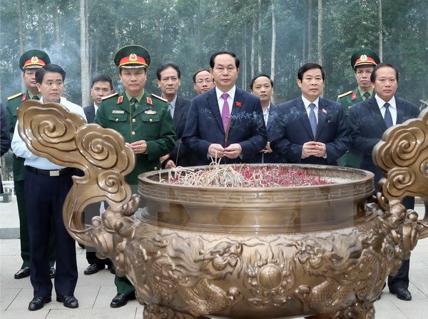 Chủ tịch nước Trần Đại Quang d&acirc;ng hương tại Khu di t&iacute;ch K9