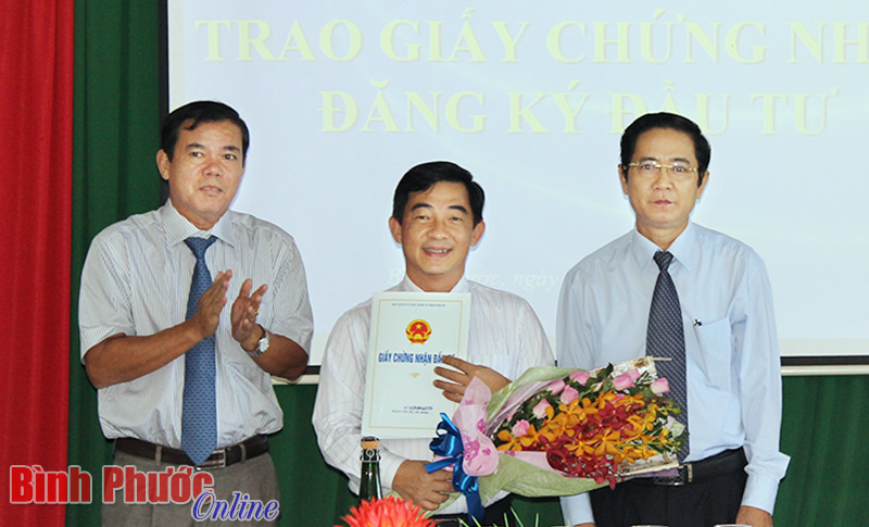 Trao giấy chứng nhận đầu tư cho Công ty cổ phần công nghiệp Minh Hưng - Sikico