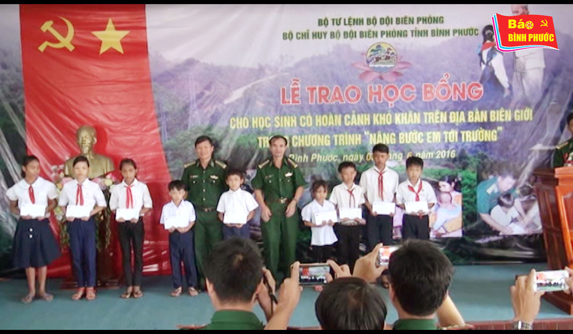 [Video] Bộ chỉ huy Bộ đội Biên phòng Bình Phước trao học bổng cho học sinh nghèo vượt khó